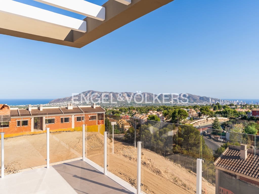4 bedroom Villa for sale in La Nucia with pool garage - € 449,000 (Ref: 9946623)