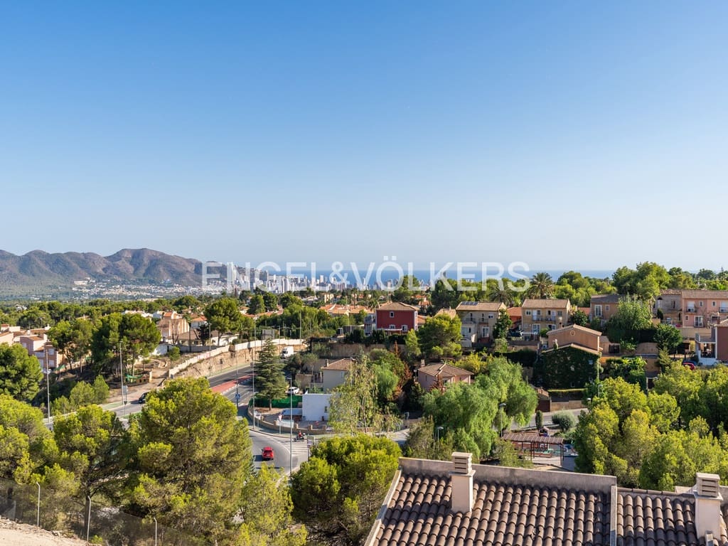 4 bedroom Villa for sale in La Nucia with pool garage - € 449,000 (Ref: 9946623)
