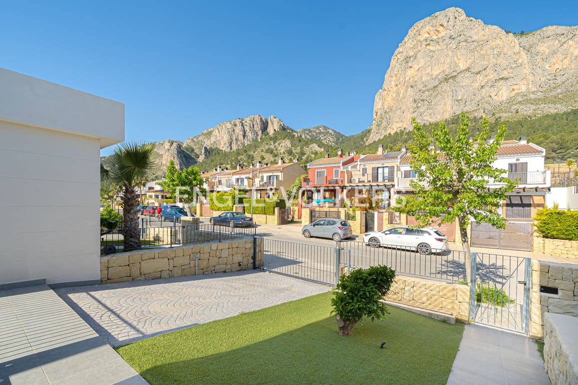 Garage til salg i Polop - € 650.000 (Ref: 9948396)