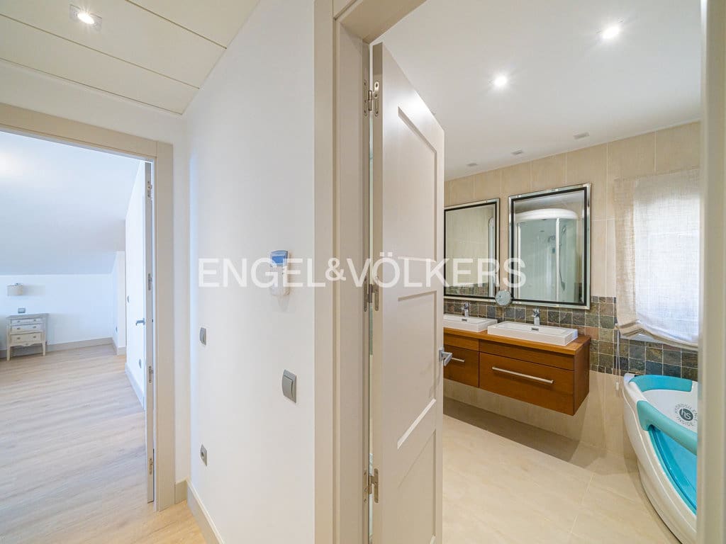 3 bedroom Villa for sale in Benidorm with garage - € 2,250,000 (Ref: 9950517)