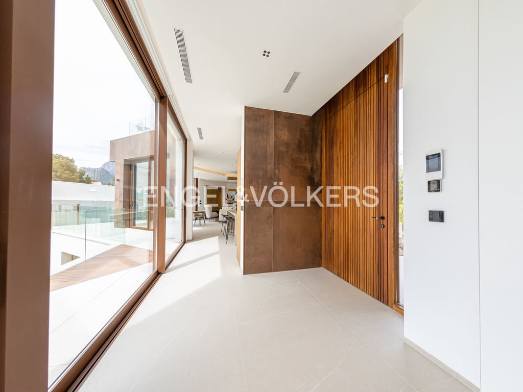 4 bedroom Villa for sale in Benidorm with pool garage - € 2,825,000 (Ref: 9956546)