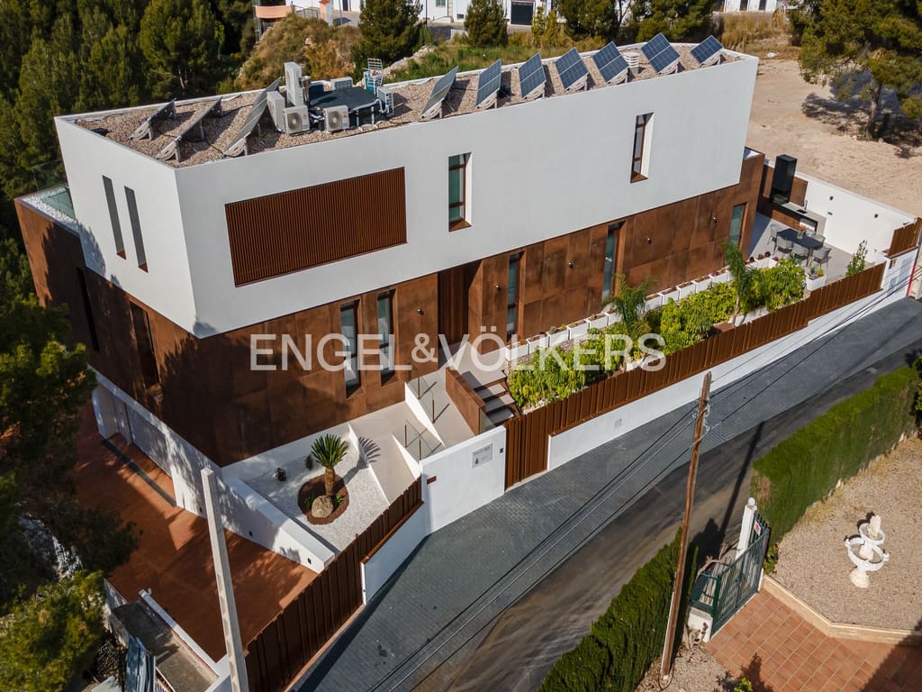 4 bedroom Villa for sale in Benidorm with pool garage - € 2,825,000 (Ref: 9956546)