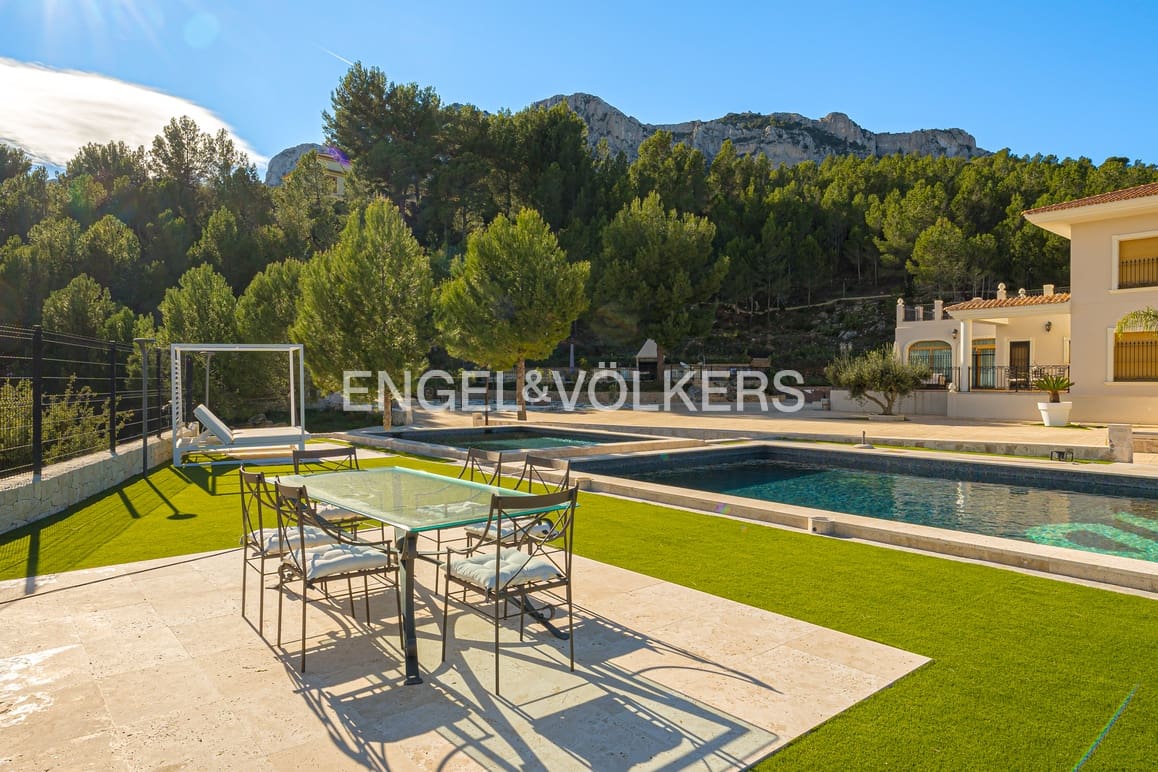 5 Zimmer Villa zu verkaufen in Guadalest mit Pool Garage - 2.400.000 € (Ref: 9958559)