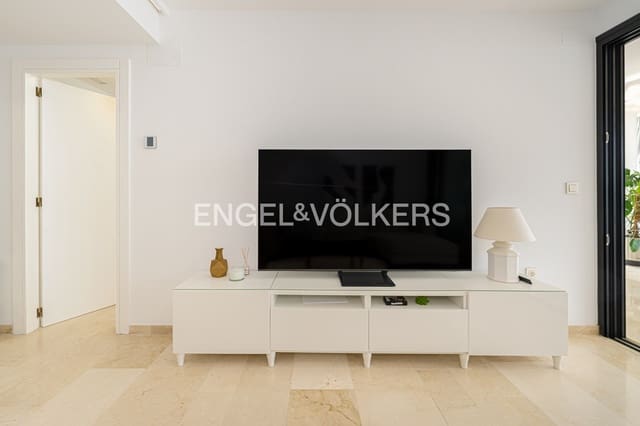 Apartamento de 2 habitaciones en Benidorm en venta con piscina garaje - 760.000 € (Ref: 9981389)
