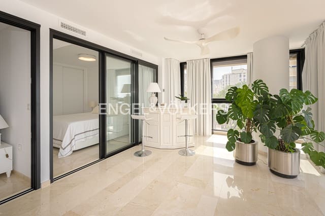 Apartamento de 2 habitaciones en Benidorm en venta con piscina garaje - 760.000 € (Ref: 9981389)