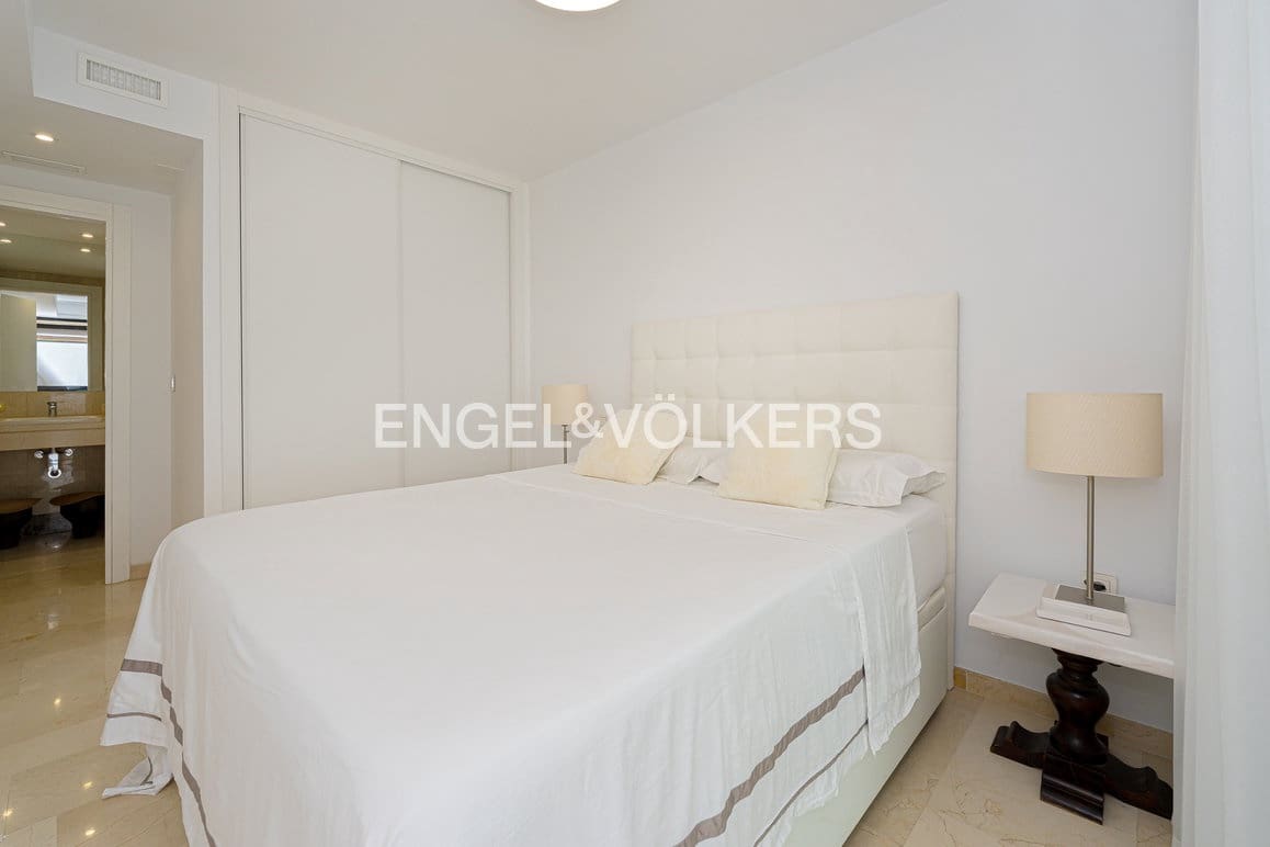 2 bedroom Apartment for sale in Benidorm with pool garage - € 760,000 (Ref: 9981389)