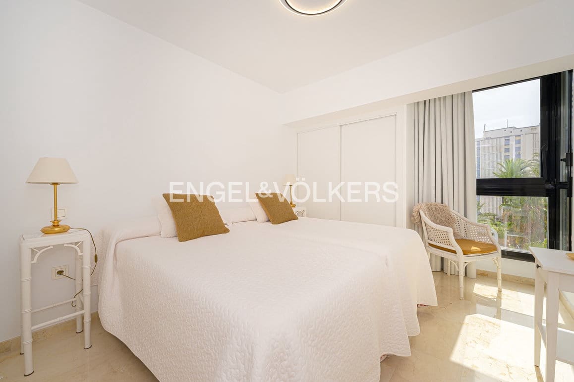 2 bedroom Apartment for sale in Benidorm with pool garage - € 760,000 (Ref: 9981389)