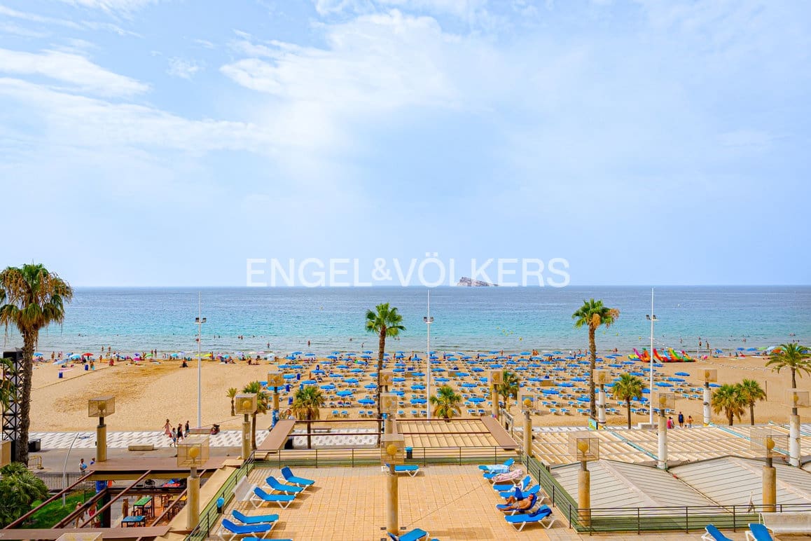 2 bedroom Apartment for sale in Benidorm with pool garage - € 760,000 (Ref: 9981389)