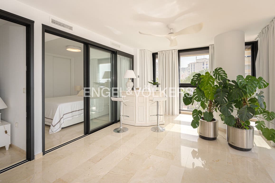 2 bedroom Apartment for sale in Benidorm with pool garage - € 760,000 (Ref: 9981389)