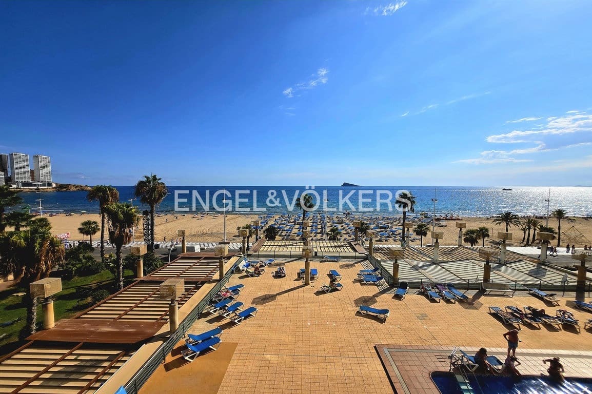 2 bedroom Apartment for sale in Benidorm with pool garage - € 749,000 (Ref: 9981389)