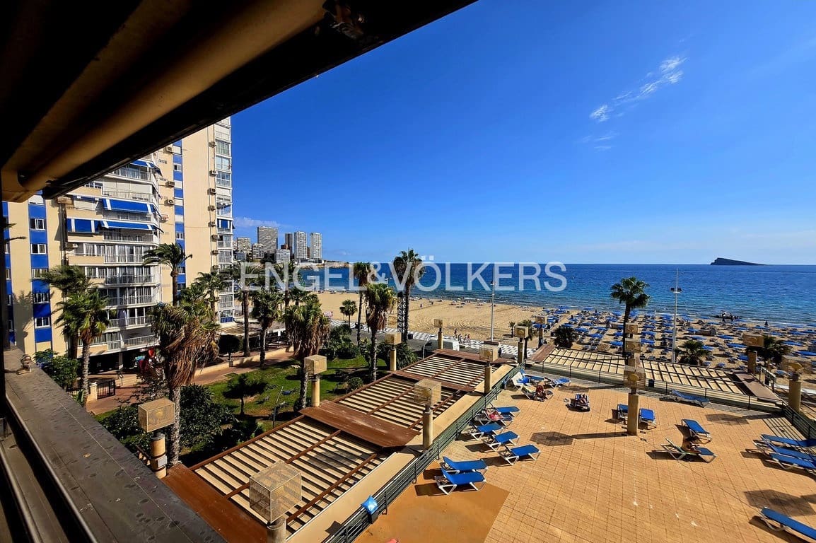 2 bedroom Apartment for sale in Benidorm with pool garage - € 749,000 (Ref: 9981389)