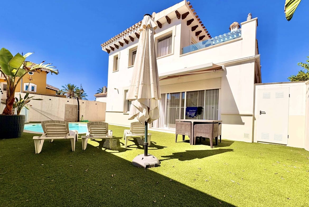 3 sovrum Villa till salu i Mar Menor Golf Resort med pool - 585 000 € (Ref: 10130673)