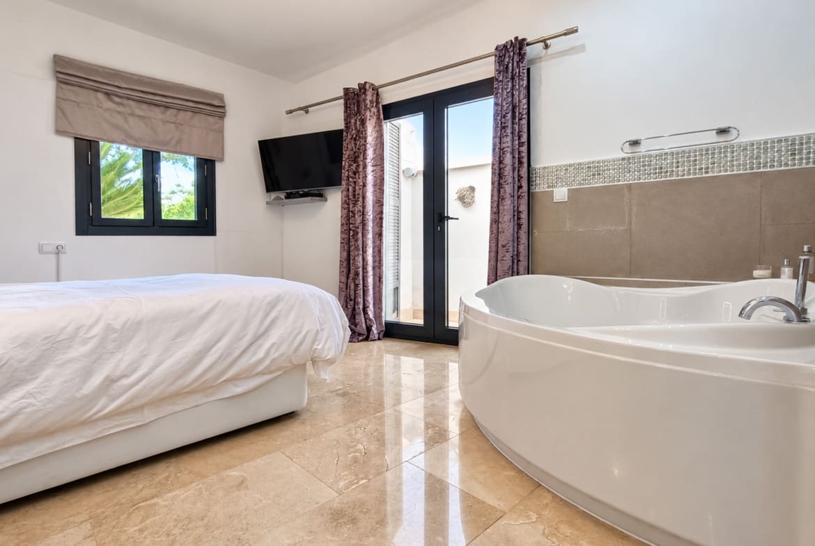 5 bedroom Villa for sale in El Valle Golf Resort with pool - € 949,500 (Ref: 10153110)
