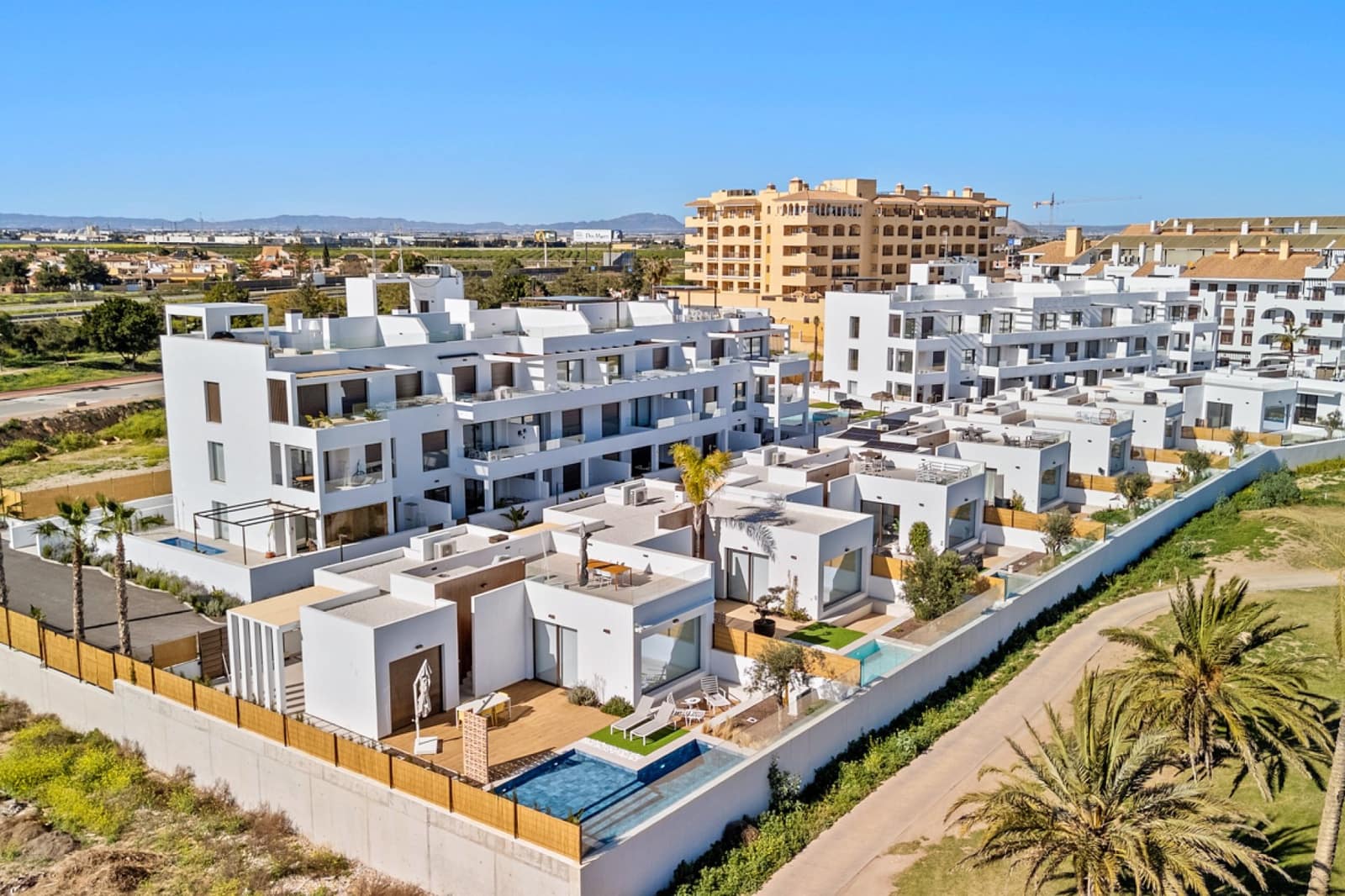 2 soverom Leilighet til salgs i Los Alcazares med svømmebasseng garasje - € 335 000 (Ref: 10182147)