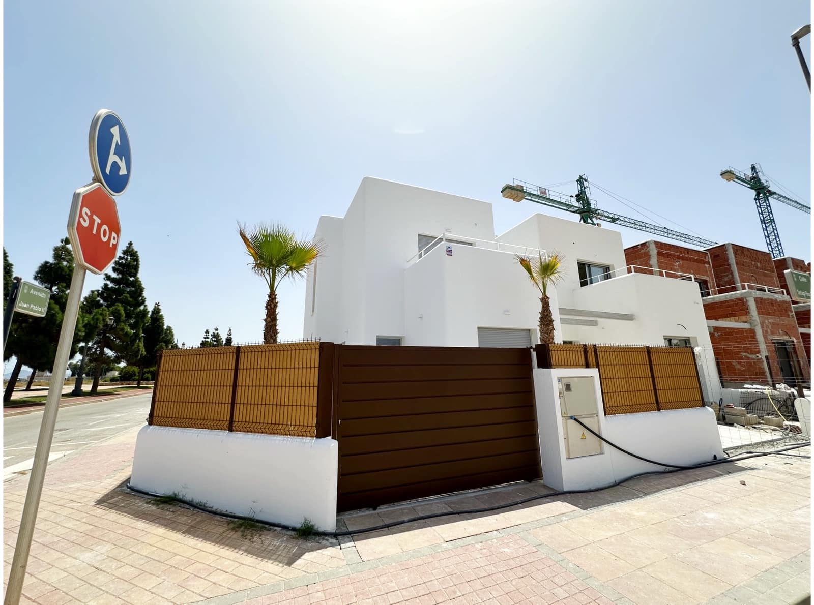 Chalet de 3 habitaciones en Los Alcázares en venta con piscina - 399.850 € (Ref: 8252451)