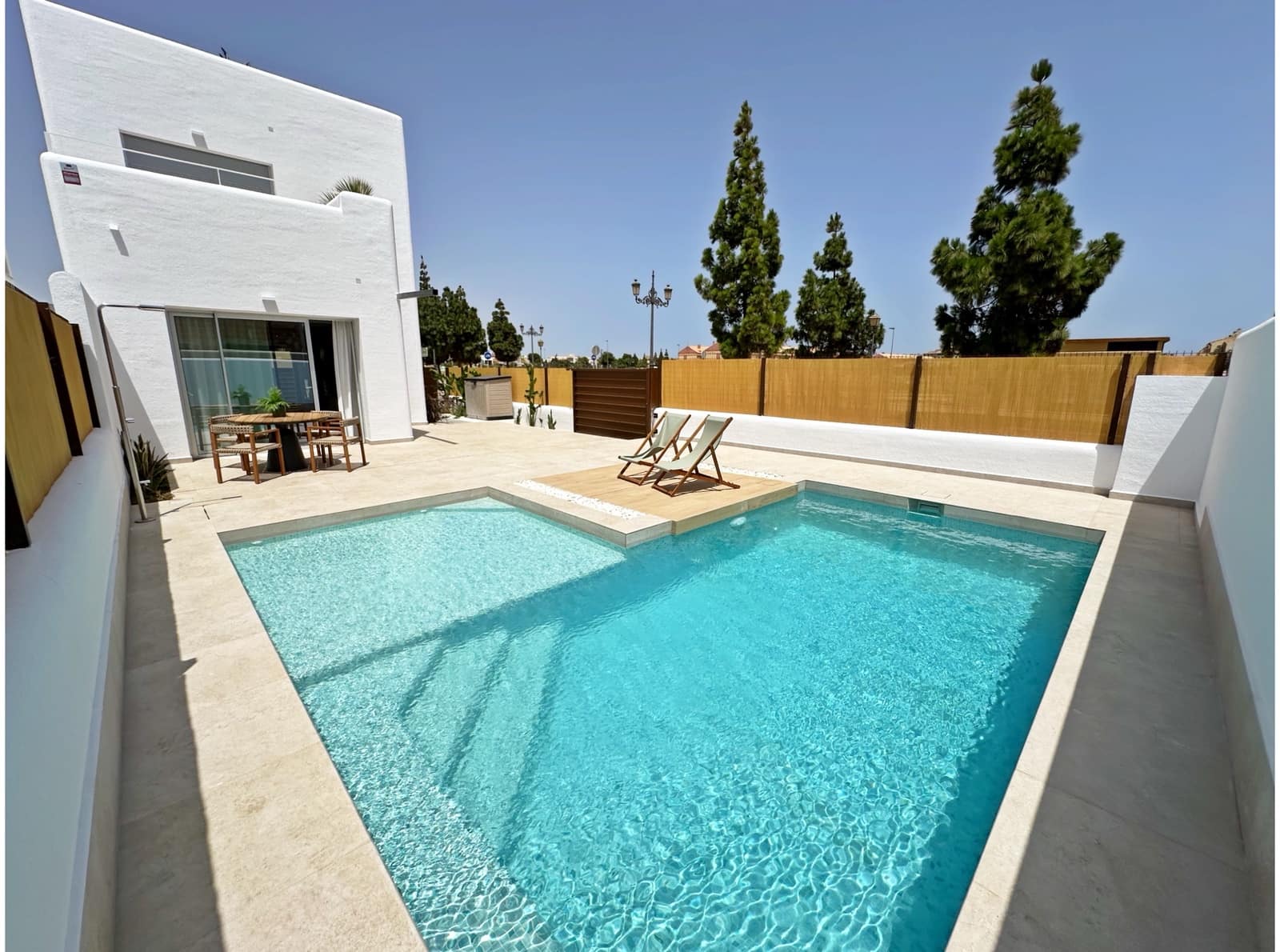 Chalet de 3 habitaciones en Los Alcázares en venta con piscina - 399.850 € (Ref: 8252451)