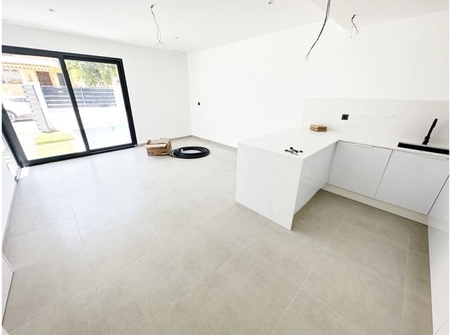 3 makuuhuone Huvila myytävänä paikassa Los Alcázares mukana uima-altaan 
autotalli - 419 850 € (Ref: 8340099)