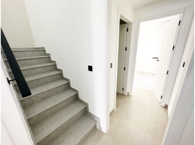 3 makuuhuone Huvila myytävänä paikassa Los Alcázares mukana uima-altaan 
autotalli - 419 850 € (Ref: 8340099)