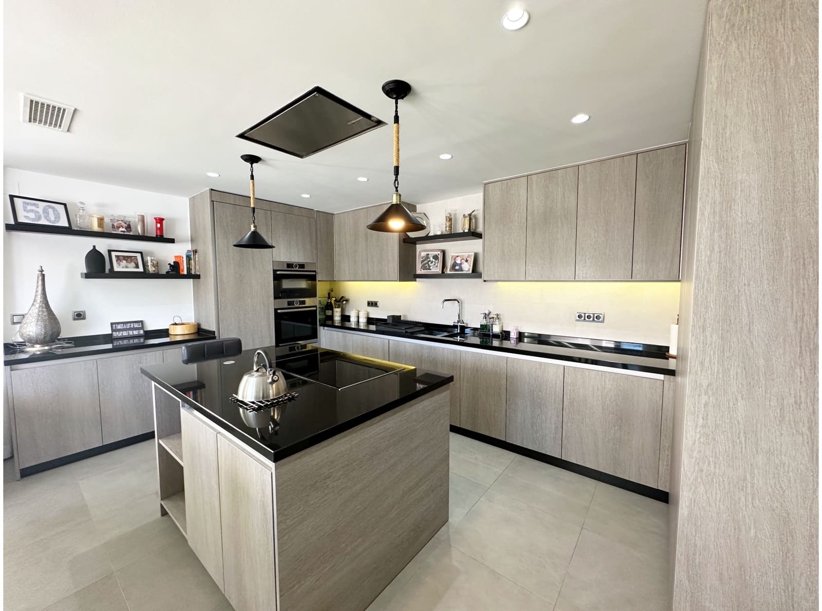 5 bedroom Villa for sale in Mar Menor Golf Resort - € 1,025,000 (Ref: 8352994)