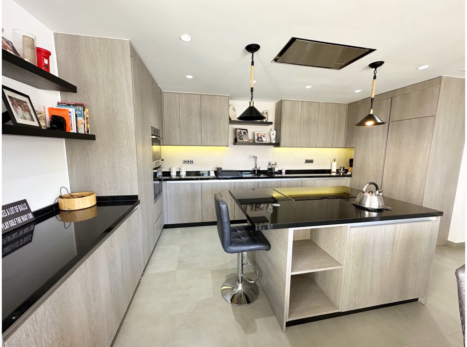 5 bedroom Villa for sale in Mar Menor Golf Resort - € 1,025,000 (Ref: 8352994)