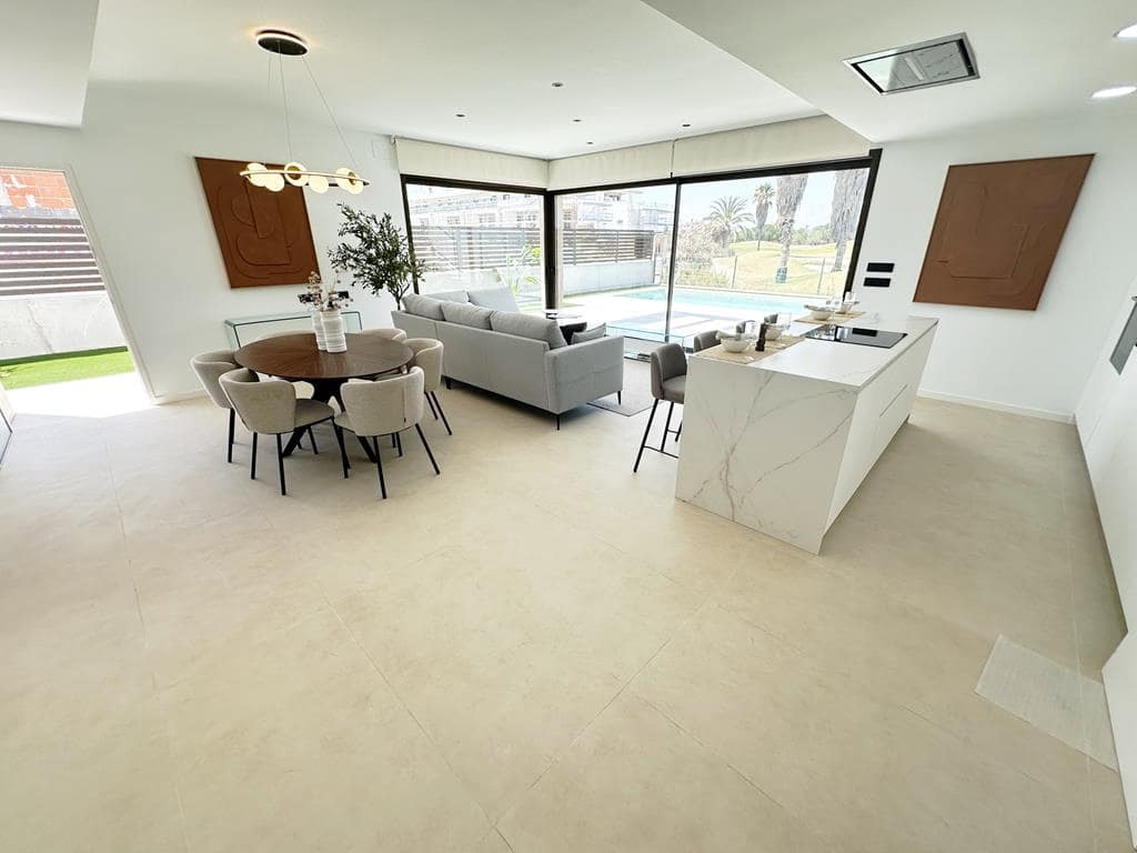 4 bedroom Villa for sale in Los Alcazares - € 684,950 (Ref: 8429537)