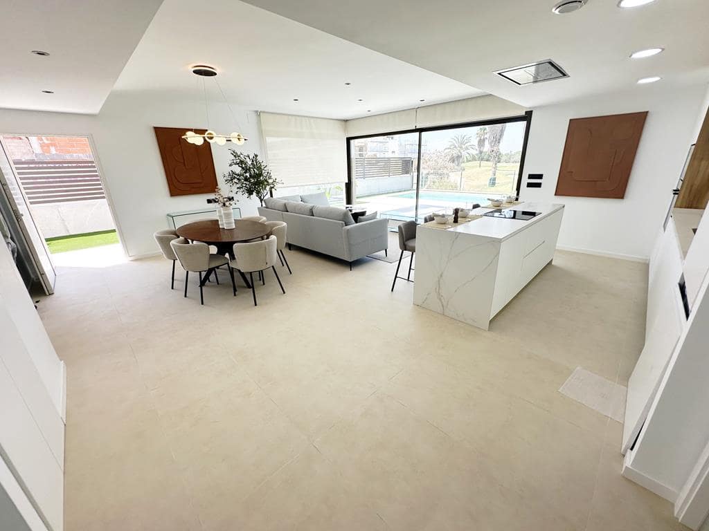 4 bedroom Villa for sale in Los Alcazares - € 684,950 (Ref: 8429537)