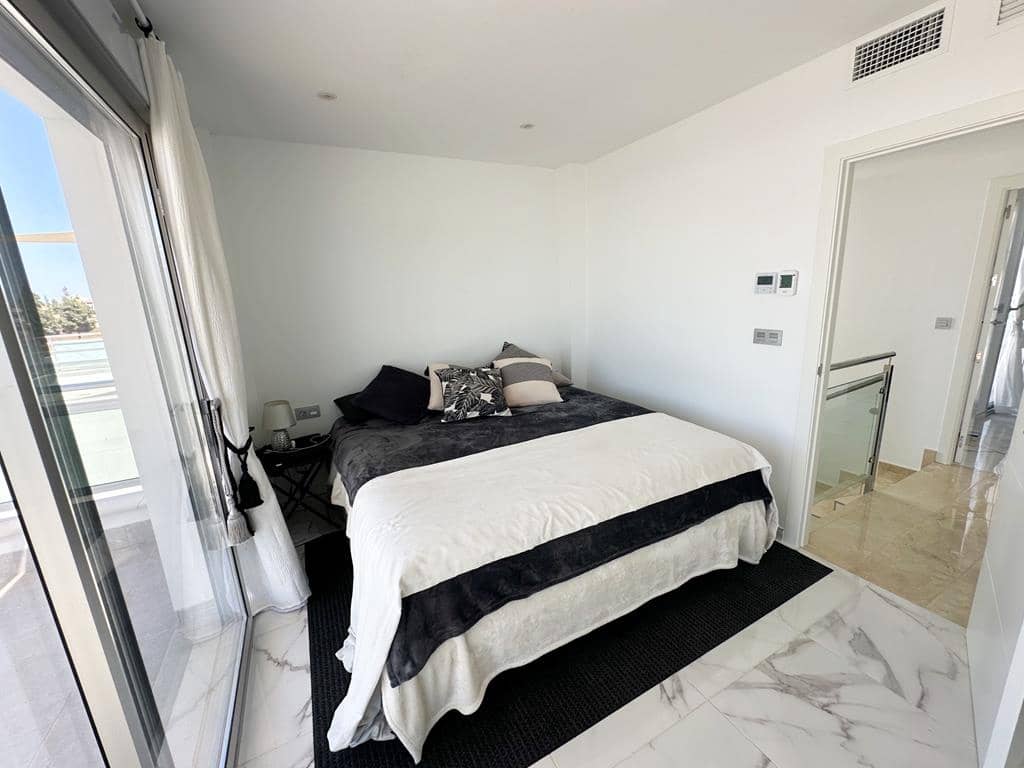 4 bedroom Villa for sale in Los Alcazares with pool - € 375,900 (Ref: 8987292)