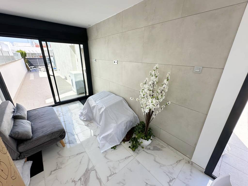 4 bedroom Villa for sale in Los Alcazares with pool - € 375,900 (Ref: 8987292)