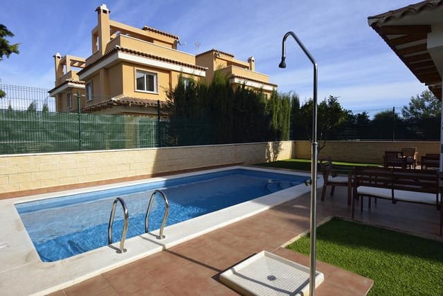 4 makuuhuone Huvila vuokrattavana paikassa La Zenia, Orihuela mukana uima-altaan - 1 400 € (Ref: 4923846)