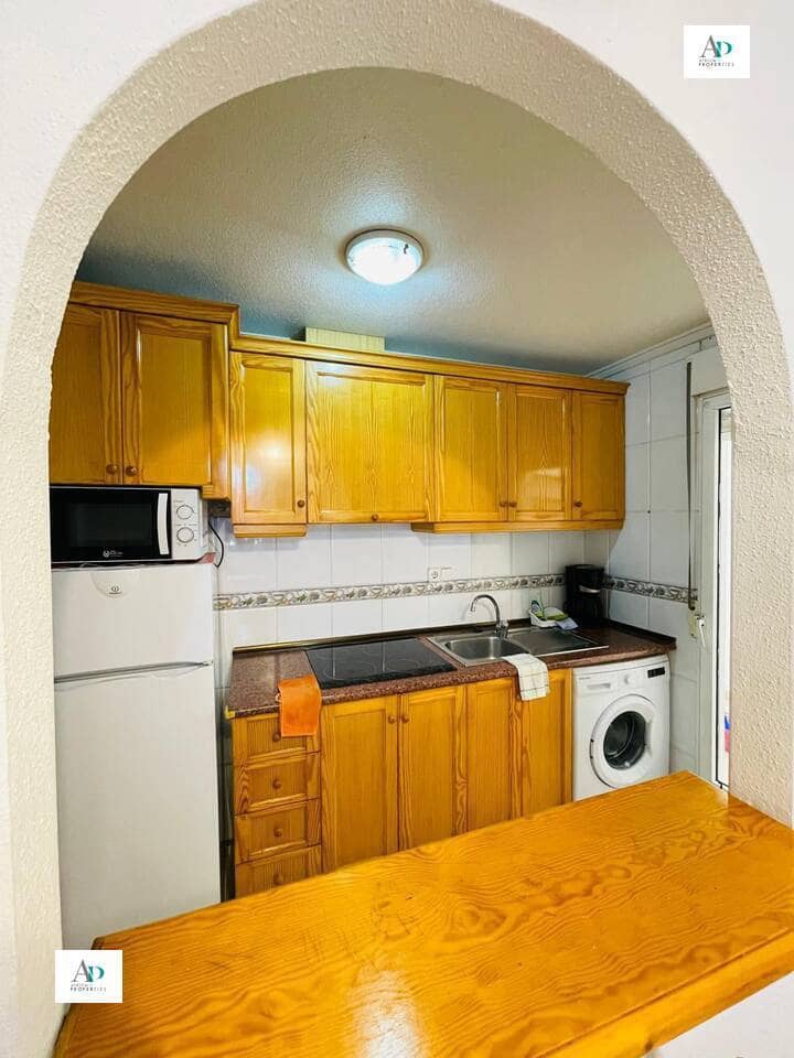 Appartement de 1 chambre à louer à Torrevieja avec piscine - 700 € (Ref: 9596779)