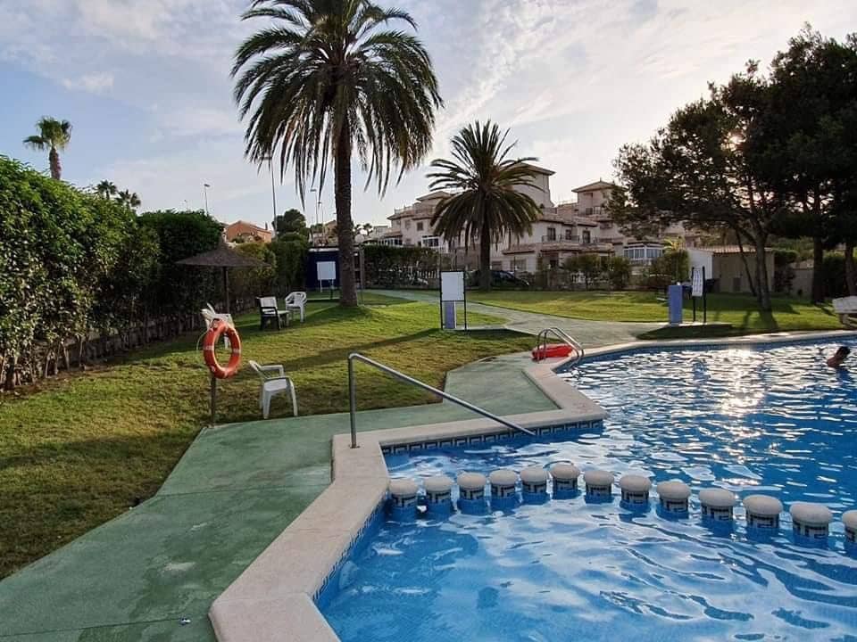 Piso de 2 habitaciones en Villamartin en alquiler con piscina - 800 € (Ref: 9791541)