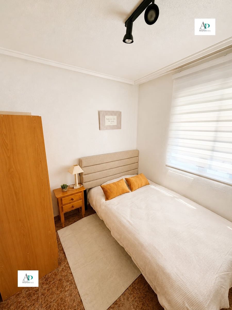 2 soveværelse Lejlighed til leje i Torrevieja med swimmingpool - € 850 (Ref: 9829912)