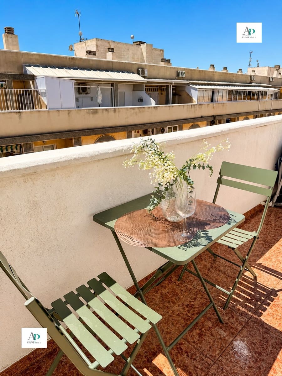 2 soveværelse Lejlighed til leje i Torrevieja med swimmingpool - € 850 (Ref: 9829912)
