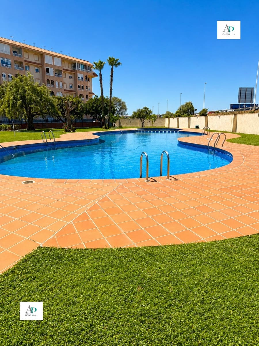 2 soveværelse Lejlighed til leje i Torrevieja med swimmingpool - € 850 (Ref: 9829912)