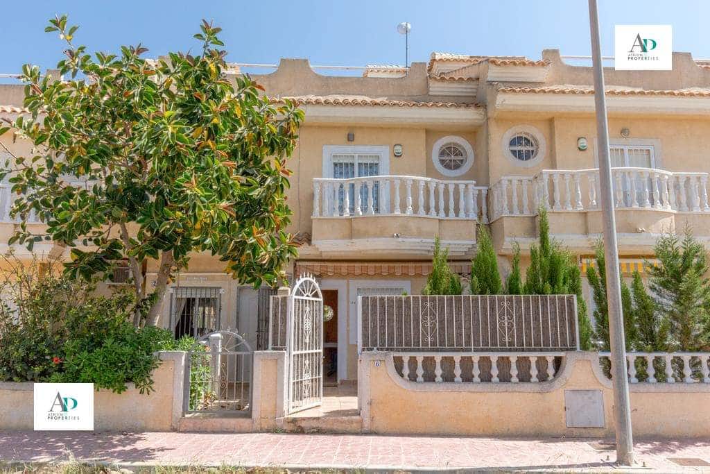 3 soveværelse Villa til leje i La Mata med swimmingpool - € 1.300 (Ref: 9832060)