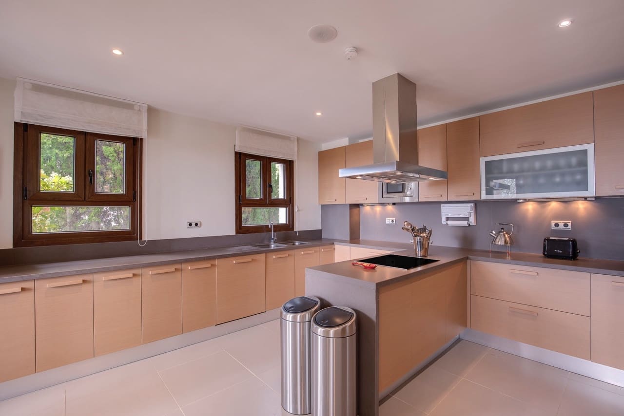 5 bedroom Villa for sale in Benahavis with pool garage - € 1,795,000 (Ref: 5255765)