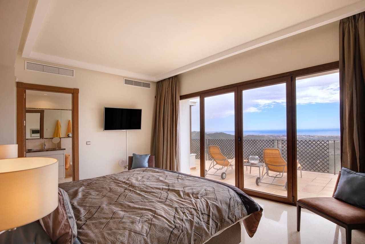 5 bedroom Villa for sale in Benahavis with pool garage - € 1,795,000 (Ref: 5255765)