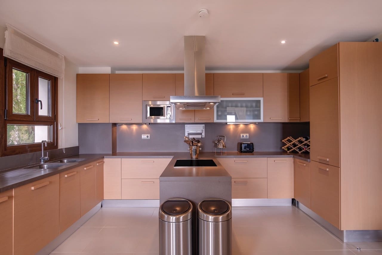 5 bedroom Villa for sale in Benahavis with pool garage - € 1,795,000 (Ref: 5255765)