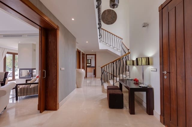 5 bedroom Villa for sale in Benahavís with pool garage - € 1,795,000 (Ref: 5255765)