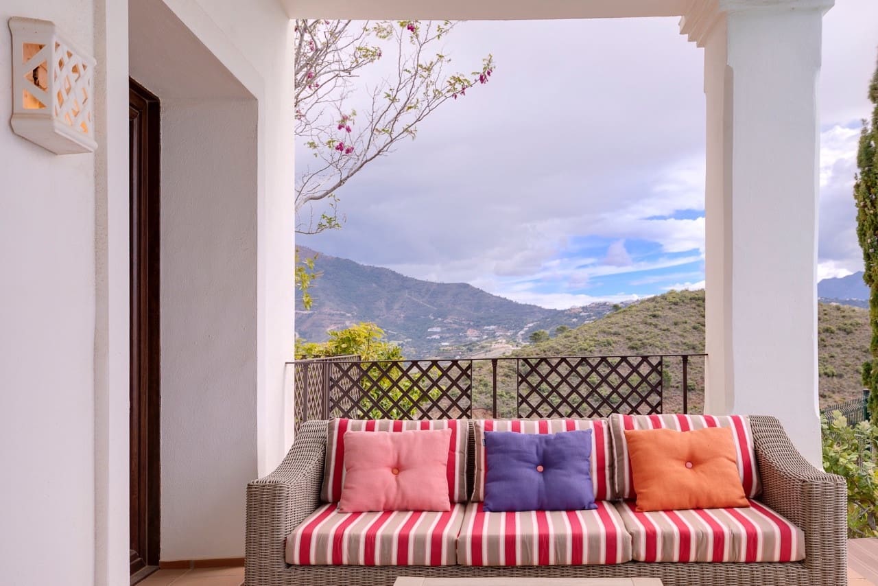 5 bedroom Villa for sale in Benahavis with pool garage - € 1,795,000 (Ref: 5255765)