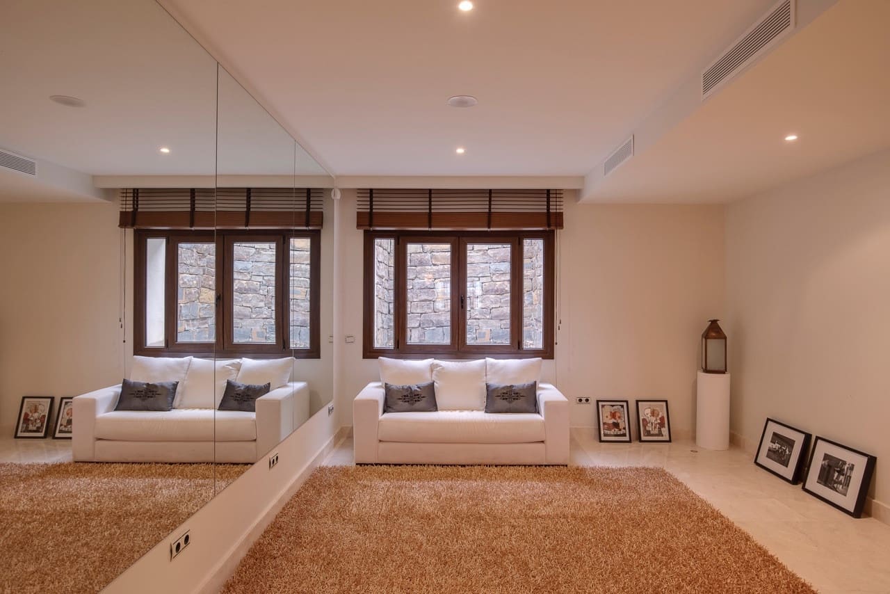 5 bedroom Villa for sale in Benahavis with pool garage - € 1,795,000 (Ref: 5255765)