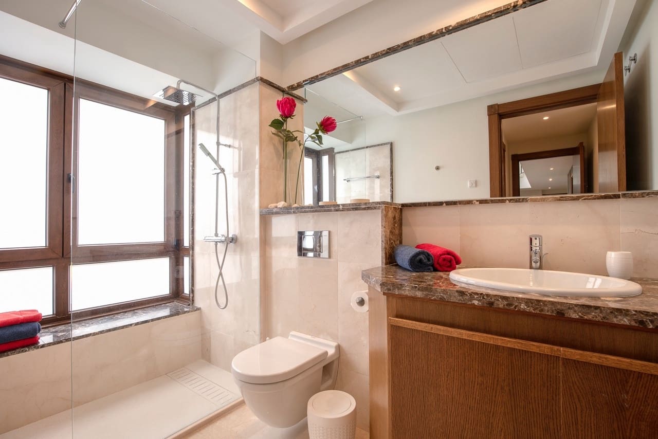 5 quarto Moradia para venda em Benahavis com piscina garagem - 1 795 000 € (Ref: 5255765)