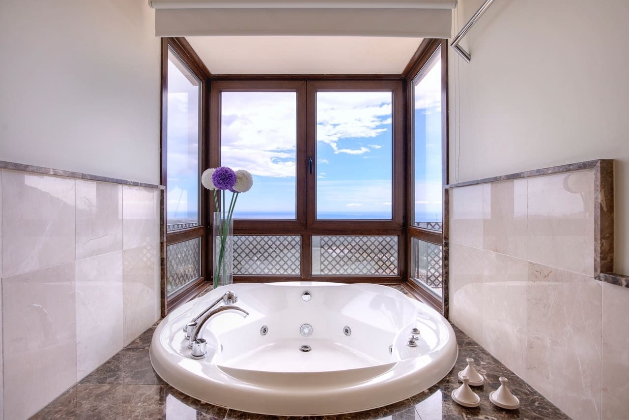 5 quarto Moradia para venda em Benahavis com piscina garagem - 1 795 000 € (Ref: 5255765)