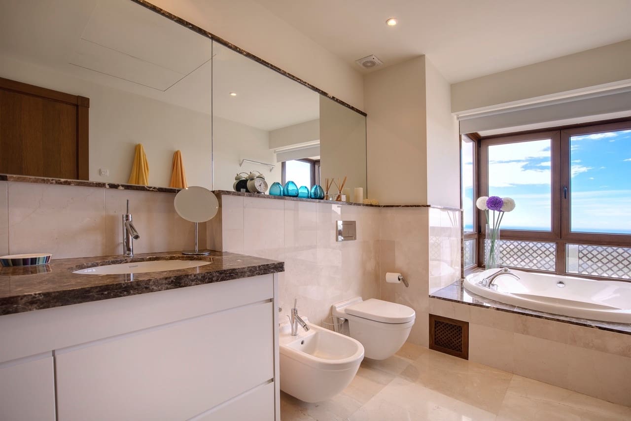 5 quarto Moradia para venda em Benahavis com piscina garagem - 1 795 000 € (Ref: 5255765)