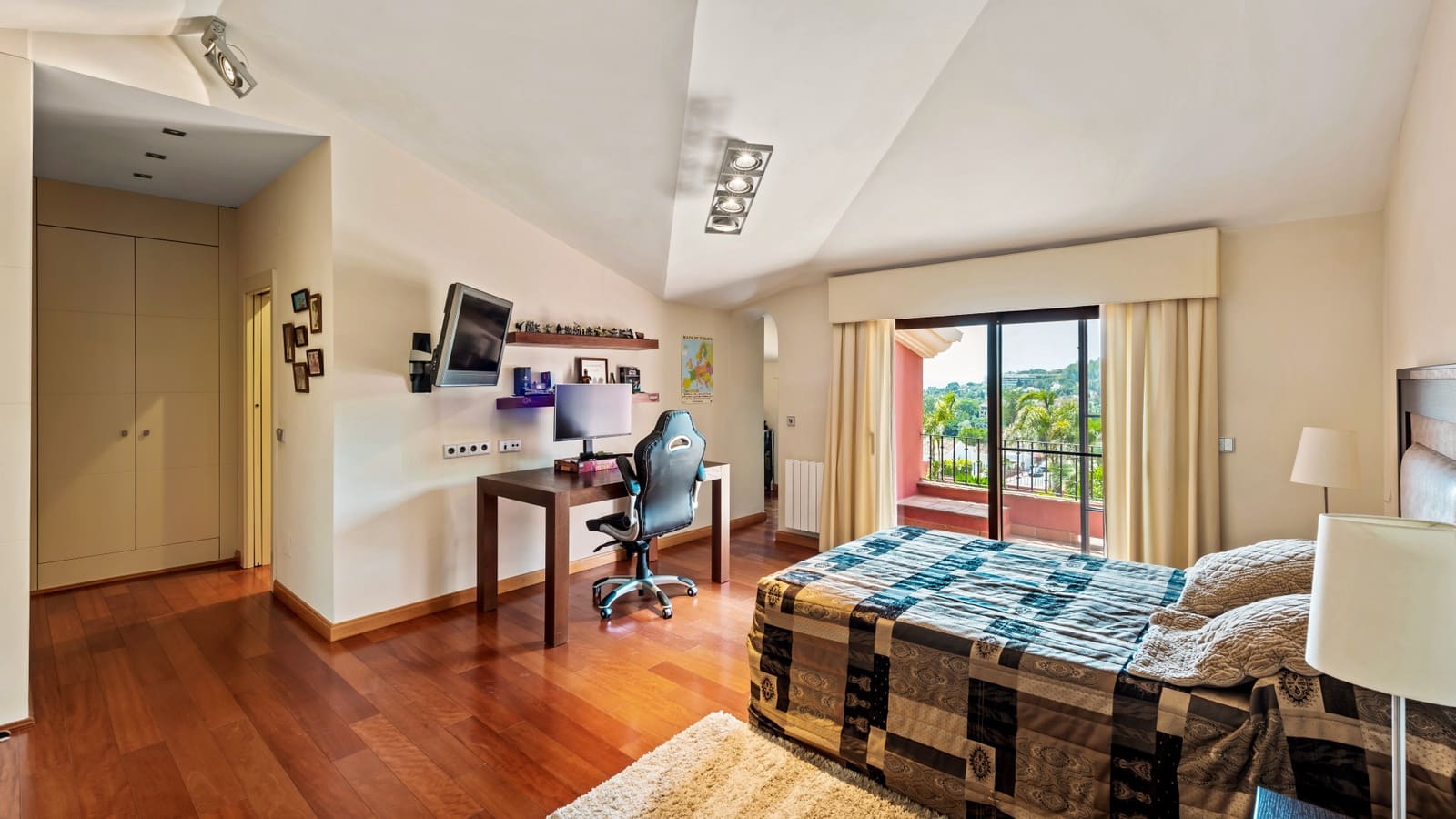 Chalet de 5 habitaciones en Nueva Andalucia en venta con piscina garaje - 3.775.000 € (Ref: 7076559)