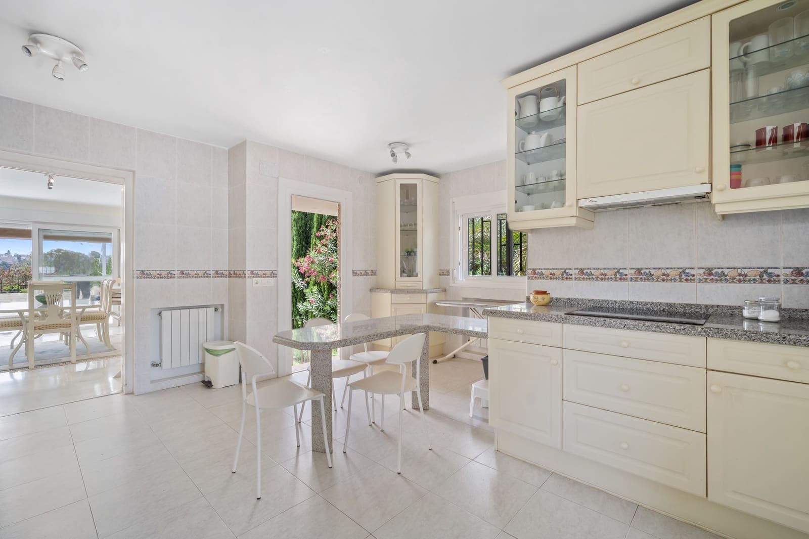 4 bedroom Villa for sale in Guadalmina with pool garage - € 1,950,000 (Ref: 7710420)