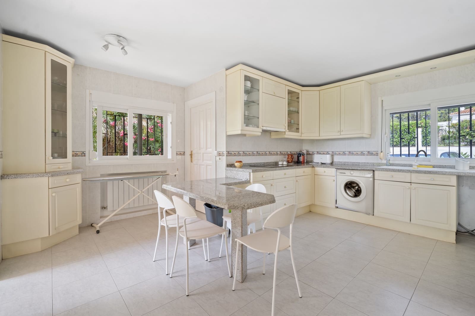 4 bedroom Villa for sale in Guadalmina with pool garage - € 1,950,000 (Ref: 7710420)