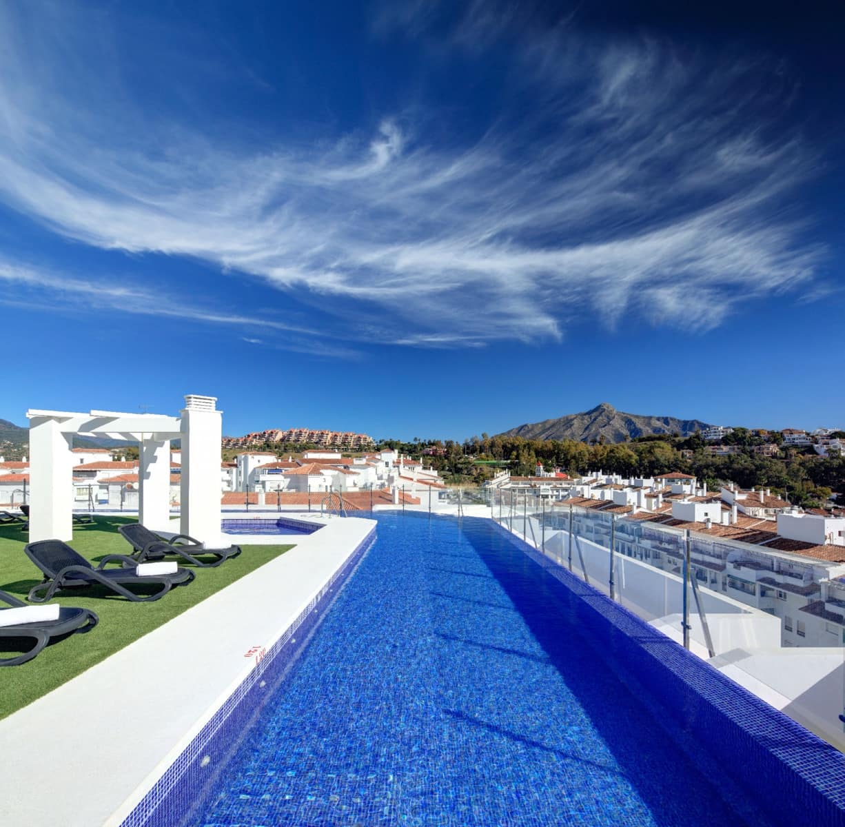 3 soverom Leilighet til salgs i Nueva Andalucia med svømmebasseng garasje - € 400 000 (Ref: 8064698)