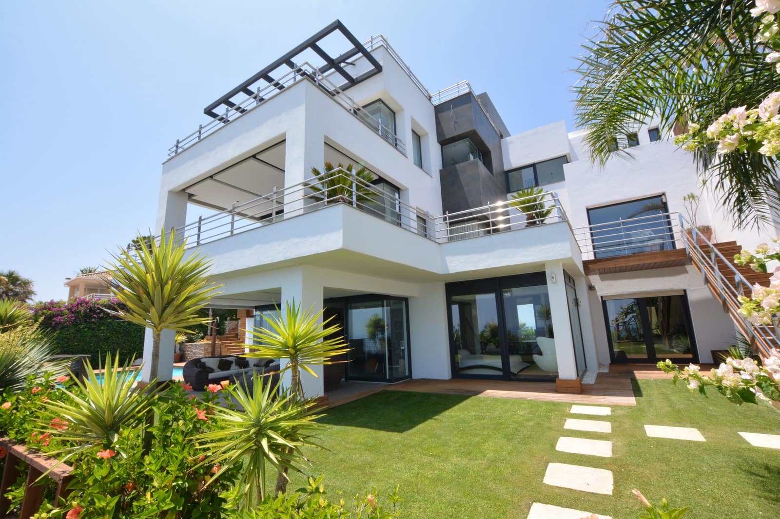 5 bedroom Villa for sale in Manilva with pool garage - € 3,295,000 (Ref: 8345572)