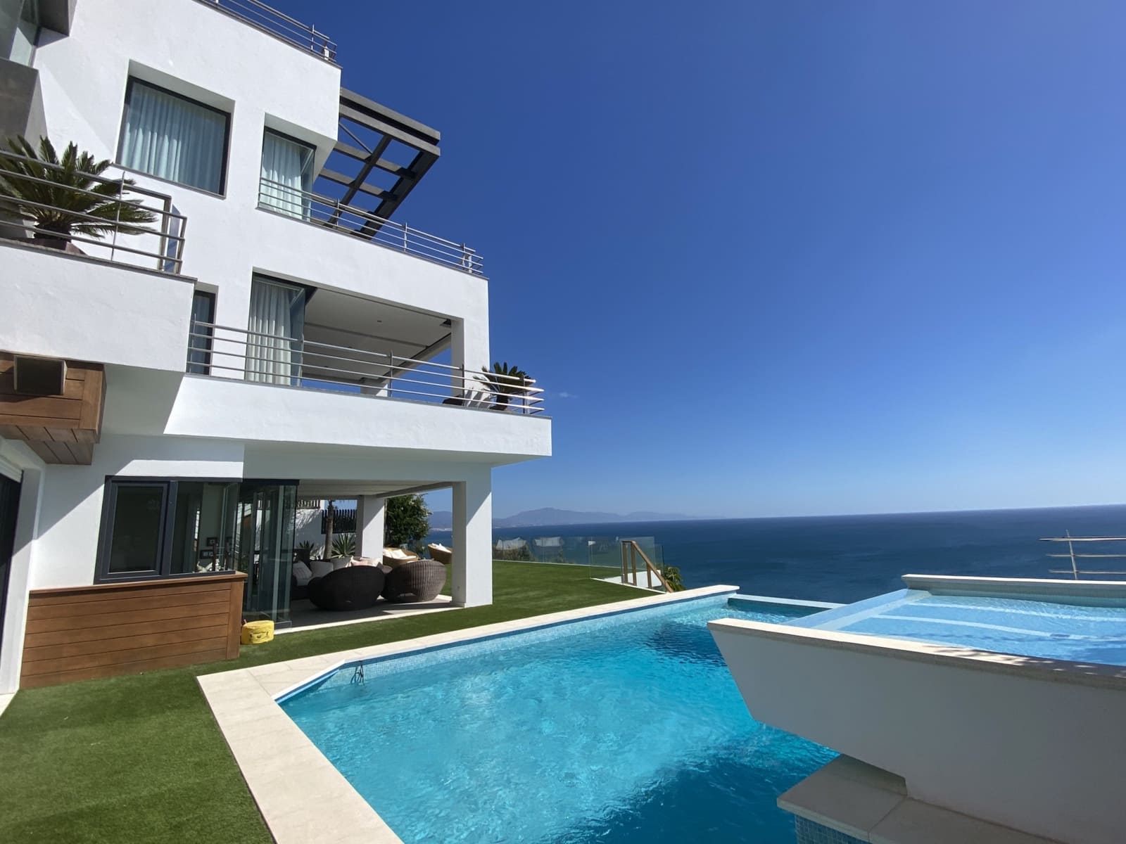 5 bedroom Villa for sale in Manilva with pool garage - € 3,295,000 (Ref: 8345572)